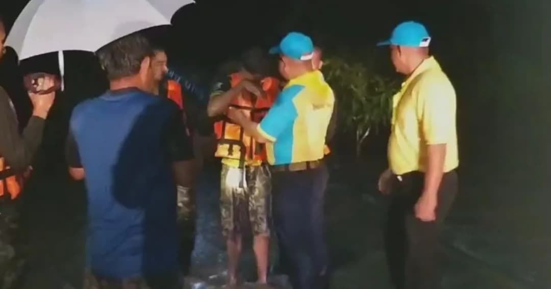 ทหารลุยน้ำช่วยชาวบ้านเนินมะปราง ถูกน้ำพัดติดในรถกว่า 7 ชม. กำลังจะหมดแรง