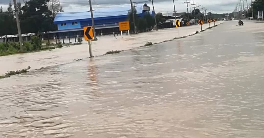 สถานการณ์น่าเป็นห่วง มุกดาหาร ถนนสายหลักหลายช่วง ถูกน้ำท่วมขัง