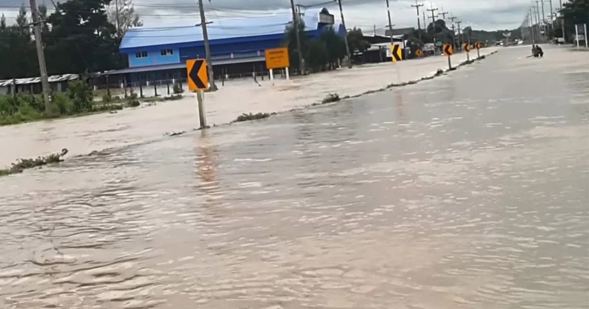 สถานการณ์น่าเป็นห่วง มุกดาหาร ถนนสายหลักหลายช่วง ถูกน้ำท่วมขัง