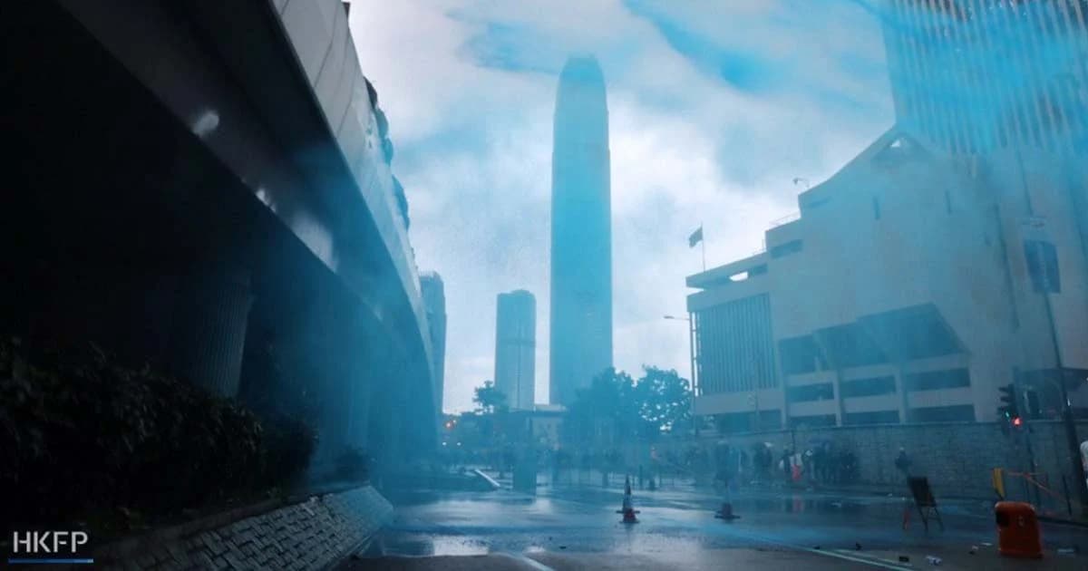 ตำรวจฮ่องกงใช้น้ำสีฟ้าฉีดใส่ผู้ประท้วง-รุมตีในรถไฟใต้ดิน