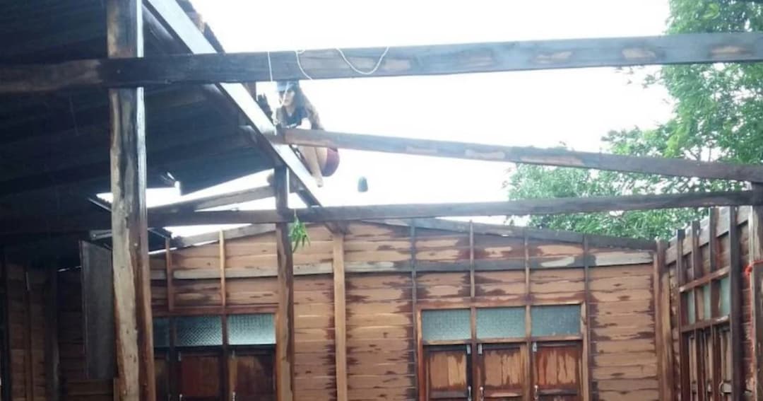 สาวสกลนครปีนซ่อมหลังคาเอง เผยพ่อฝึกมาตั้งแต่เล็กๆ