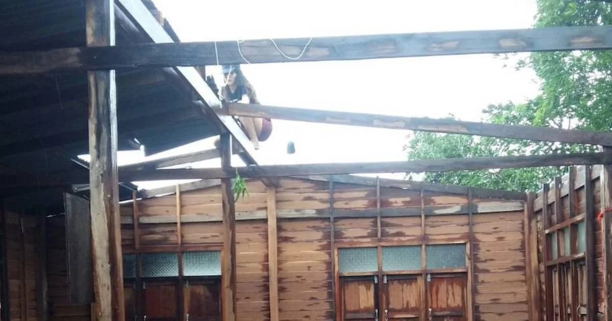 สาวสกลนครปีนซ่อมหลังคาเอง เผยพ่อฝึกมาตั้งแต่เล็กๆ