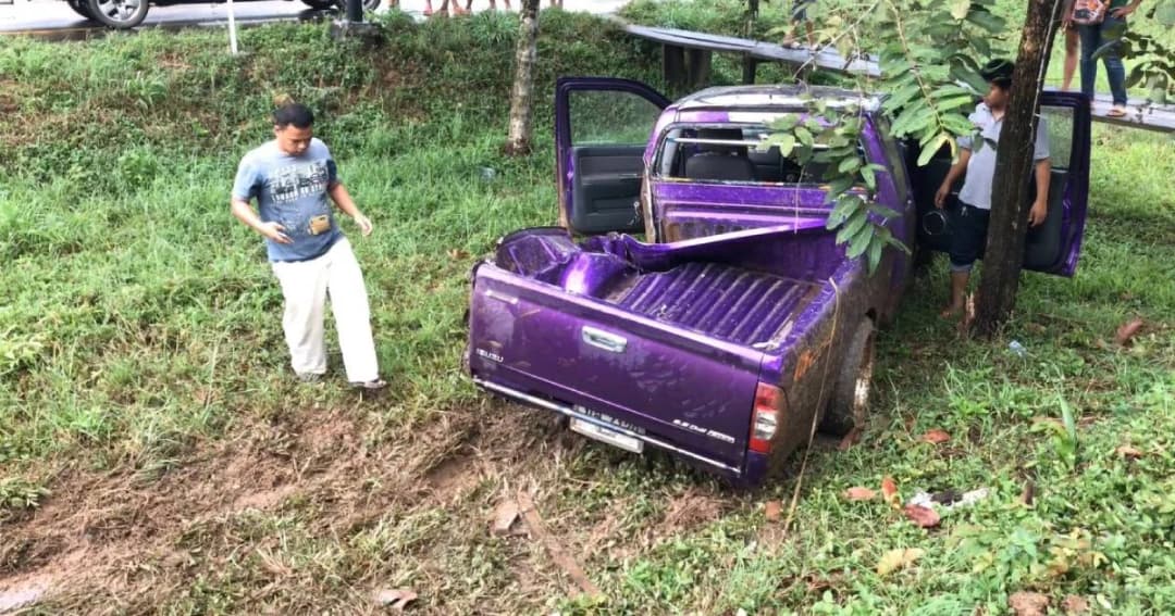 ยืมรถเพื่อนขับมาชนยับ ตร.ถามบอกแค่นั่งมาด้วยไม่รู้ใครขับ