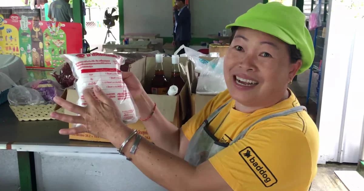 เจ้าของร้านส้มตำยันใส่ชูรสแค่ครึ่งซอง ตำครกใหญ่สูตรดั้งเดิม