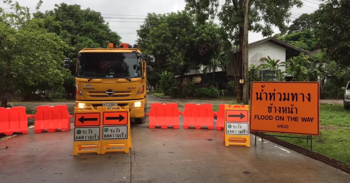 ถนนทางหลวงชนบทชำรุดจากน้ำท่วม สัญจรไม่ได้ 27 สายทางใน 6 จังหวัดภาคอีสาน