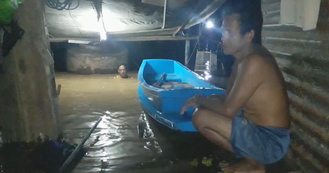 ระทึก! คันดินกั้นน้ำยมสุโขทัยพังน้ำทะลักเข้าท่วม 2 หมู่บ้าน เฝ้าระวัง 9 จุดเสี่ยง