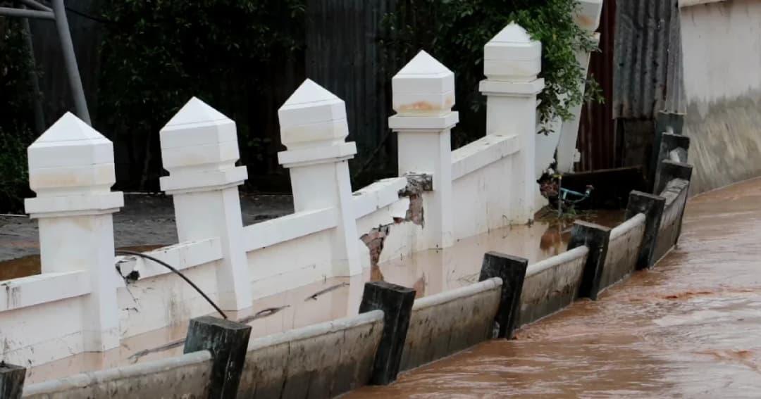 พนังกั้นน้ำหล่มสักแตกร้าว ส่งผลน้ำท่วม 3 ชุมชนระลอกที่สอง