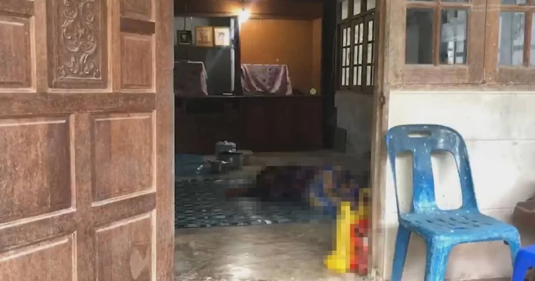 ลูกชายป่วยจิต คว้ามีดกระหน่ำแทงพ่อดับคาบ้าน