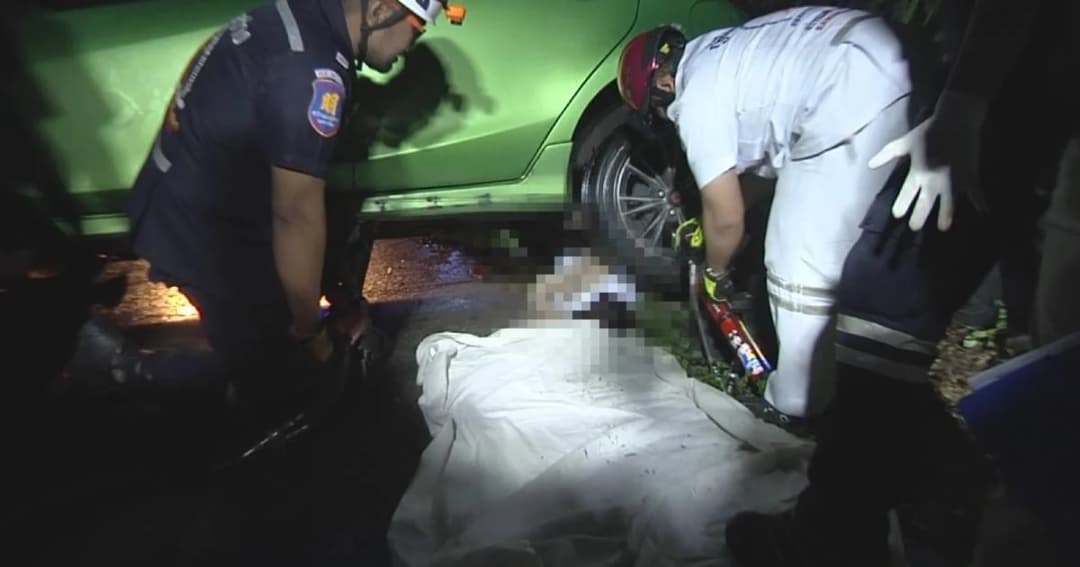 สาวพยาบาล จอดรถลืมดึงเบรกมือ-เข้าเกียร์ผิด ถูกเก๋งไหลทับดับ