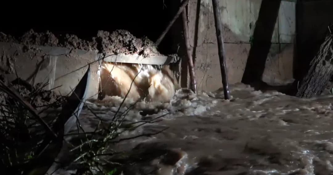 ต้านไม่อยู่! พนังกั้นน้ำยมพังกลางดึกน้ำหลากเข้าท่วมสุโขทัย