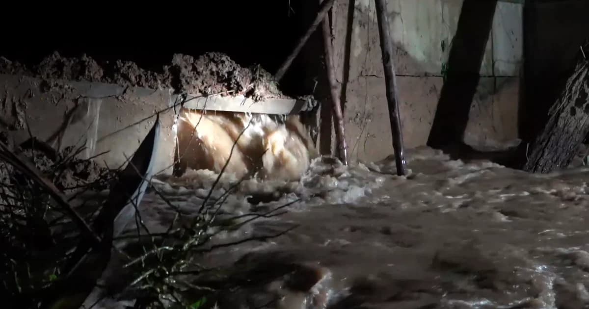 ต้านไม่อยู่! พนังกั้นน้ำยมพังกลางดึกน้ำหลากเข้าท่วมสุโขทัย