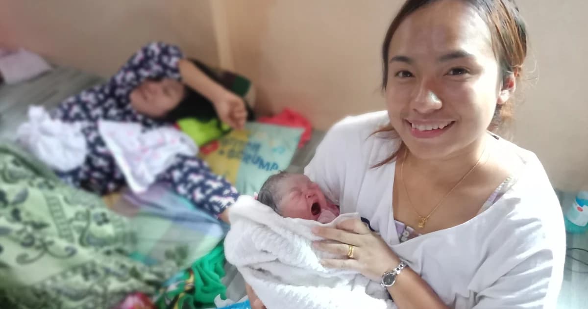 ชื่นชมพยาบาลไม่ทิ้งคนไข้ลุยน้ำท่วมช่วยแม่ท้องแก่ทำคลอดถึงบ้าน