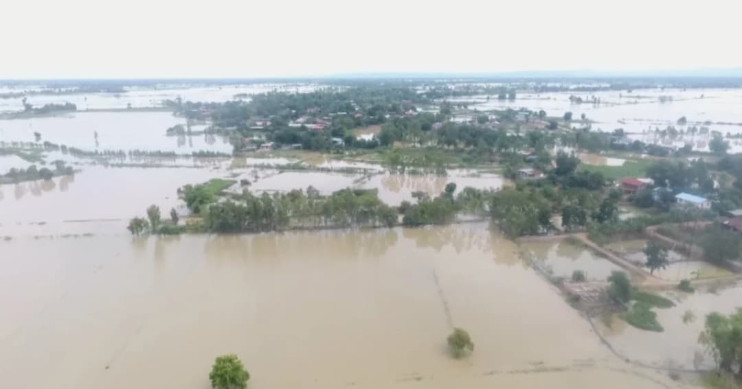 น้ำเหนือเริ่มไหลบ่าสู่จังหวัดพิจิตร ส่งผลน้ำท่วมพื้นที่ลุ่ม อ.ตะพานหิน น้ำสูงกว่า 1 เมตร