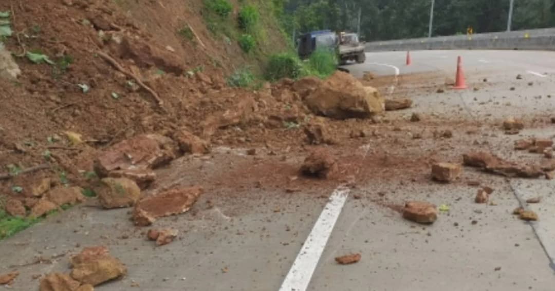 ระทึก! ดินสไลด์ริมถนน “ตาก-แม่สอด” จนท.หนีวิ่งหนีตาย