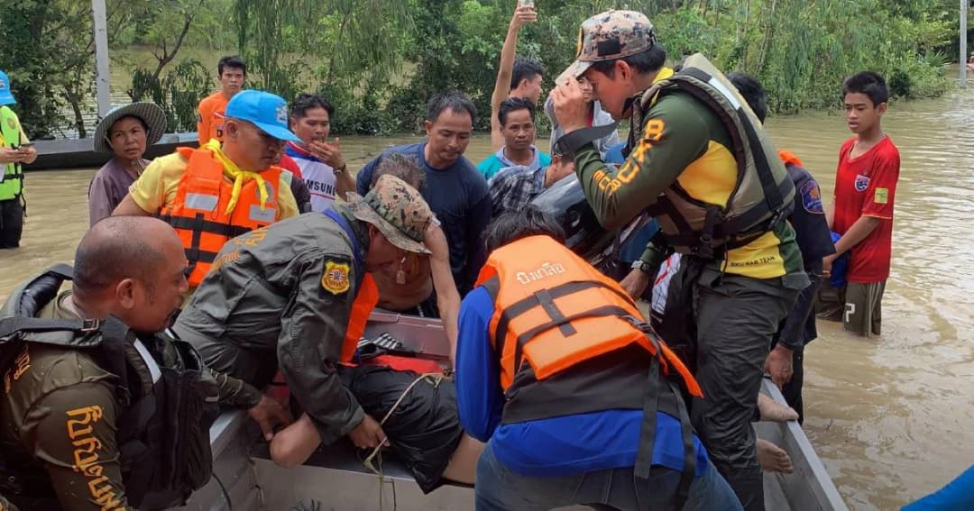 ตั้งใจไปช่วยเพื่อนบ้านน้ำท่วม เรือล่มจมน้ำเสียชีวิต