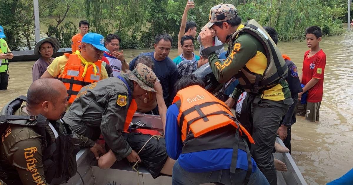 ตั้งใจไปช่วยเพื่อนบ้านน้ำท่วม เรือล่มจมน้ำเสียชีวิต