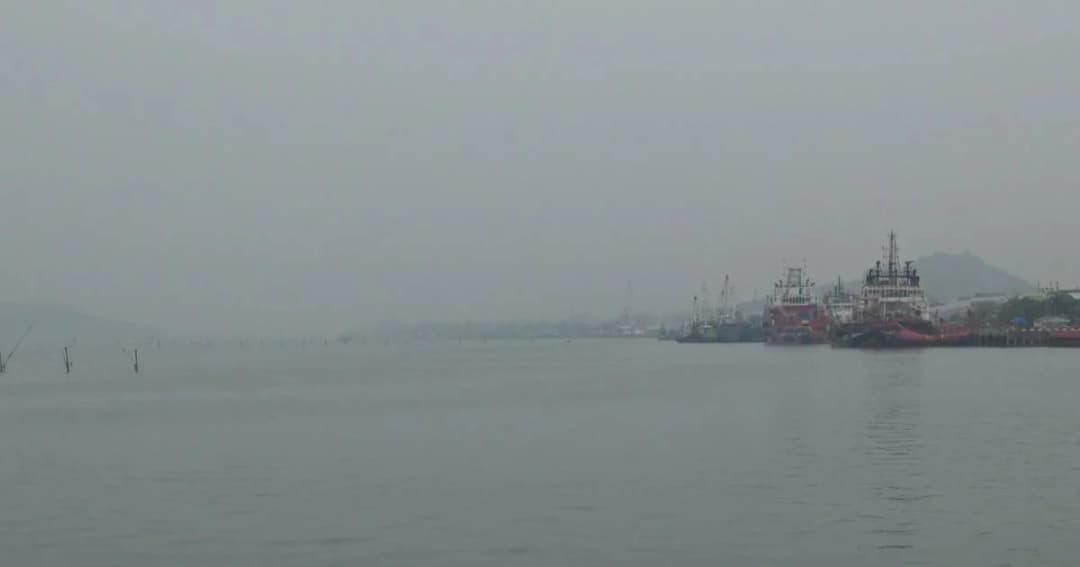 หมอกควันไฟป่าจากอินโดฯ ลามปกคลุมสงขลา เตือนเรือประมงระวังทัศนวิสัยต่ำ