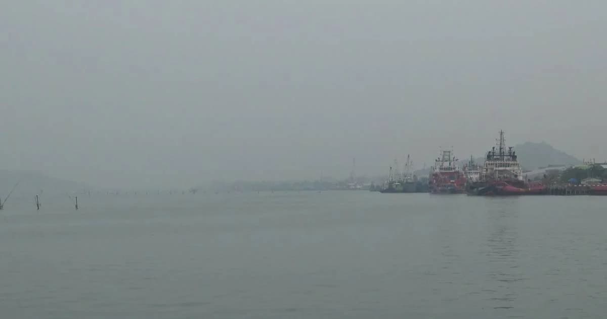หมอกควันไฟป่าจากอินโดฯ ลามปกคลุมสงขลา เตือนเรือประมงระวังทัศนวิสัยต่ำ