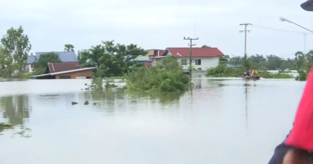 อุบลฯ ยังน่าห่วง น้ำท่วมชุมชนริมสองฝั่งแม่น้ำมูล อ.วารินชำราบ สูงสุด 3-4 เมตร