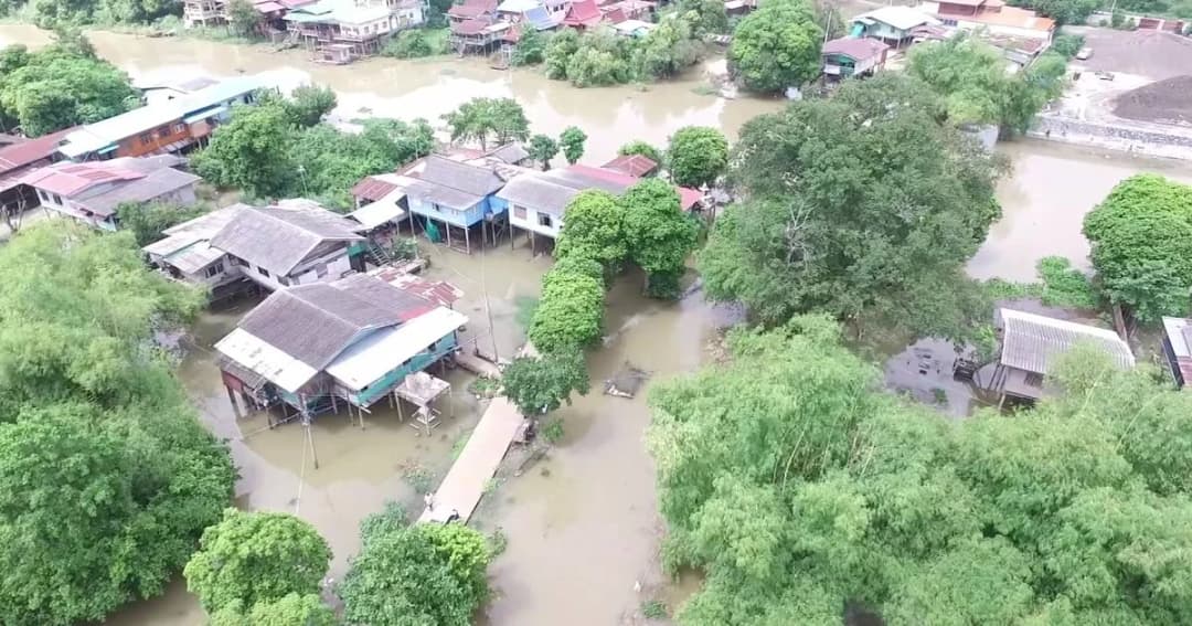 อยุธยา น้ำเอ่อล้นตลิ่งท่วมพื้นที่ลุ่มต่ำ อ.เสนา หลังเขื่อนเจ้าพระยา ระบายน้ำเพิ่ม