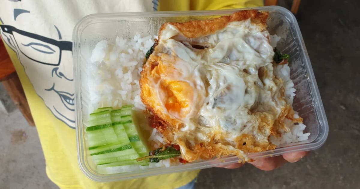 ร้านอาหารตามสั่งแจกไข่ฟรี 1 ฟอง เมื่อลูกค้านำภาชนะมาใส่อาหาร