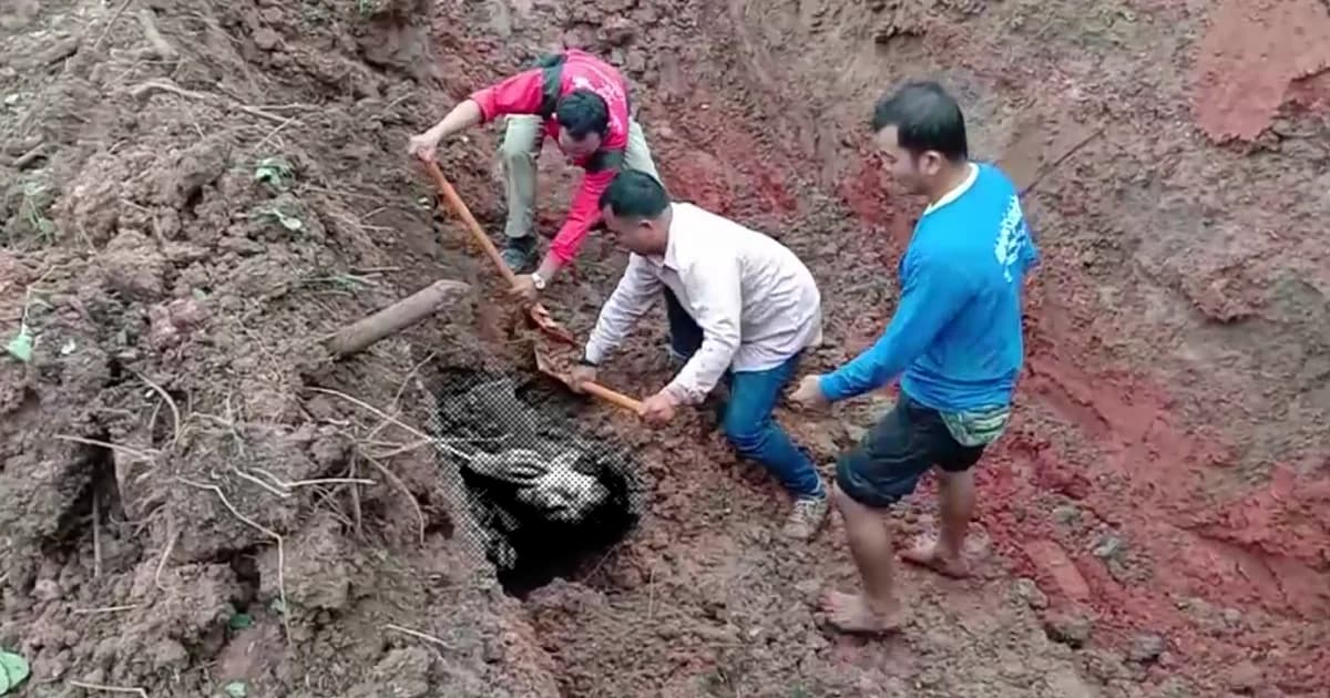 เปิดภาพนาทีชีวิตช่วยคนงานก่อสร้างถูกดินถล่มทับร่างลึกว่า 2 เมตร