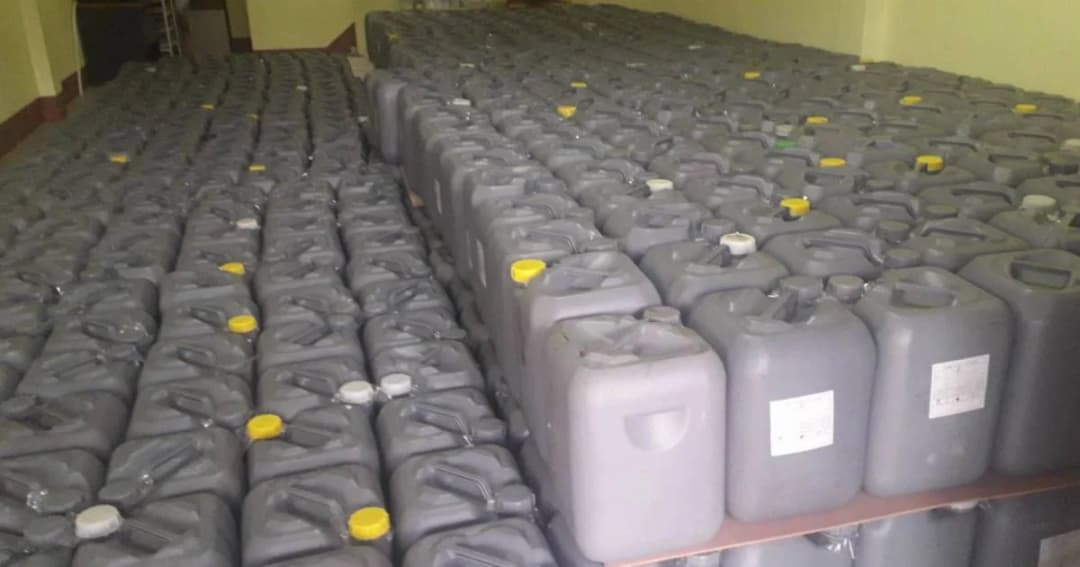 กองกำลังผาเมือง ยึดสารตั้งต้นผลิตยาเสพติด 1.6 หมื่นลิตร ชายแดนแม่สาย