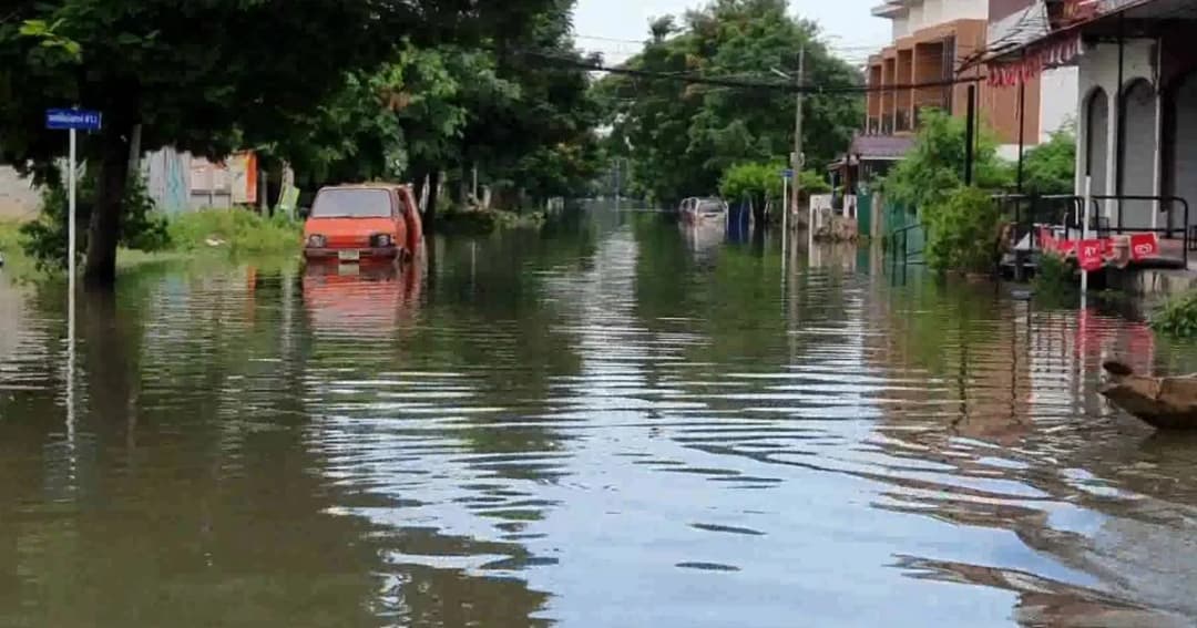 อุบลฯ น้ำมูลขึ้นสูงทะลุสถิติน้ำท่วมปี’45 สุดช้ำหนุนน้ำเสียบ่อบำบัดเอ่อท่วมชุมชน