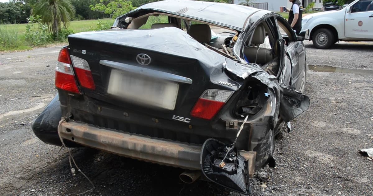 นศ.ซิ่งเก๋งชนรถตู้โดยสาร ส่งผลมีผู้เสียชีวิต 5 ราย บาดเจ็บ 7 ราย