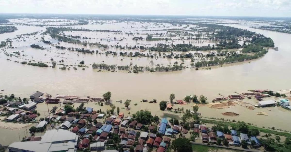 ผู้ว่าฯ อุบล เรียกประชุมด่วนกลางดึกสร้างความมั่นใจจะพยายามทำให้ระดับน้ำลดเร็วที่สุด