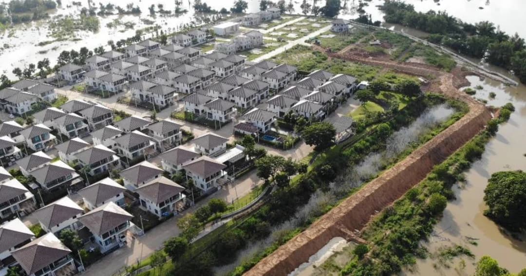 เปิดใจผู้บริหารหมู่บ้านหรู จ.อุบลฯ ป้องกันหมู่บ้านพื้นที่ 300 ไร่ ไม่ให้ถูกน้ำท่วมสำเร็จ