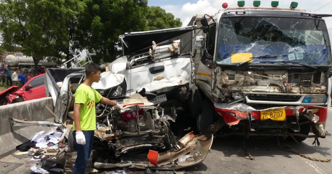 รถพ่วง 18 ล้อ ลงสะพานอัดท้ายรถกระบะพังเสียหาย 5 คัน