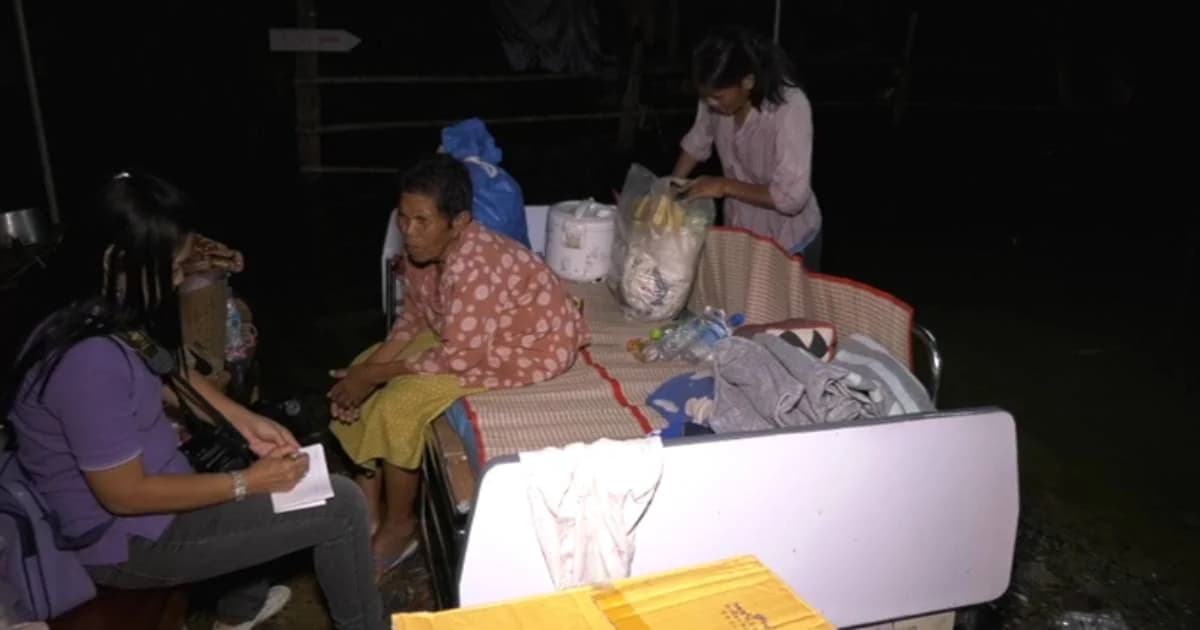 ศรีสะเกษ หอบเตียงคนไข้นอนข้างถนน น้ำเริ่มเน่าชาวบ้านเริ่มป่วยโรคน้ำกัดเท้า