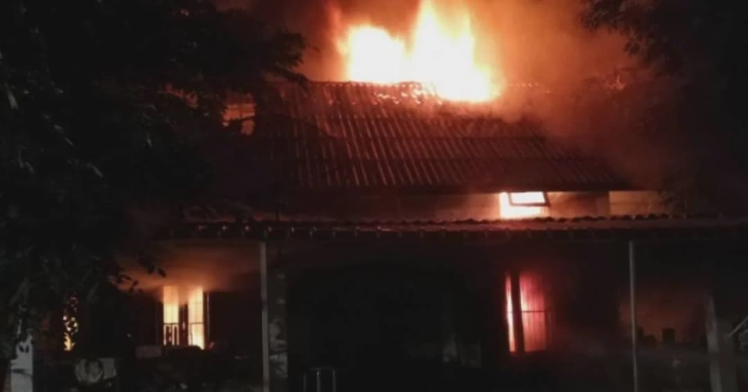 สลด! ไฟไหม้บ้านคลอก 3 พ่อแม่ลูกดับ สาว อสม. เผยนาทีช่วยเด็ก 6 ขวบ