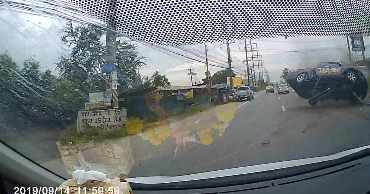 เปิดภาพวินาทีระทึก กระบะเสียหลักปีนข้ามเกาะกลางถนน ชนหมู่ 6 คันรวด