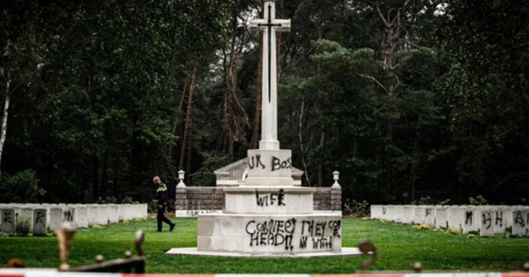 ตำรวจดัตช์เร่งตามจับคนร้าย หลังก่อเหตุพ่นกราฟฟิตี้บนป้ายหลุมศพทหารสัมพันธมิตร