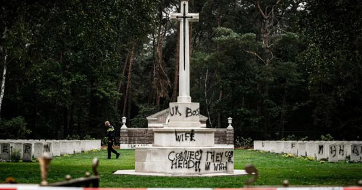 ตำรวจดัตช์เร่งตามจับคนร้าย หลังก่อเหตุพ่นกราฟฟิตี้บนป้ายหลุมศพทหารสัมพันธมิตร