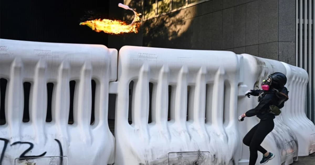 ม็อบฮ่องกงระดมปาระเบิดขวด ใส่ศูนย์ราชการ