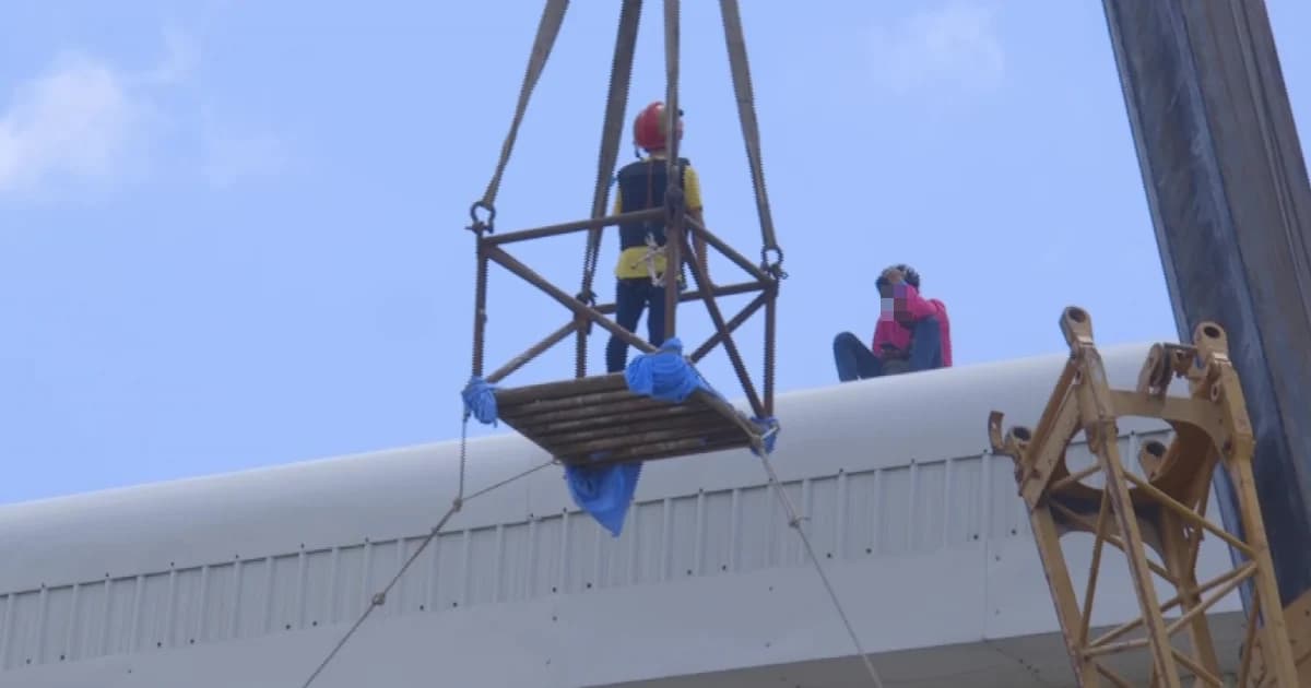 หนุ่มง้อแฟนไม่สำเร็จ ปีนหลังห้างสูง 40 เมตร เรียกร้องความสนใจ