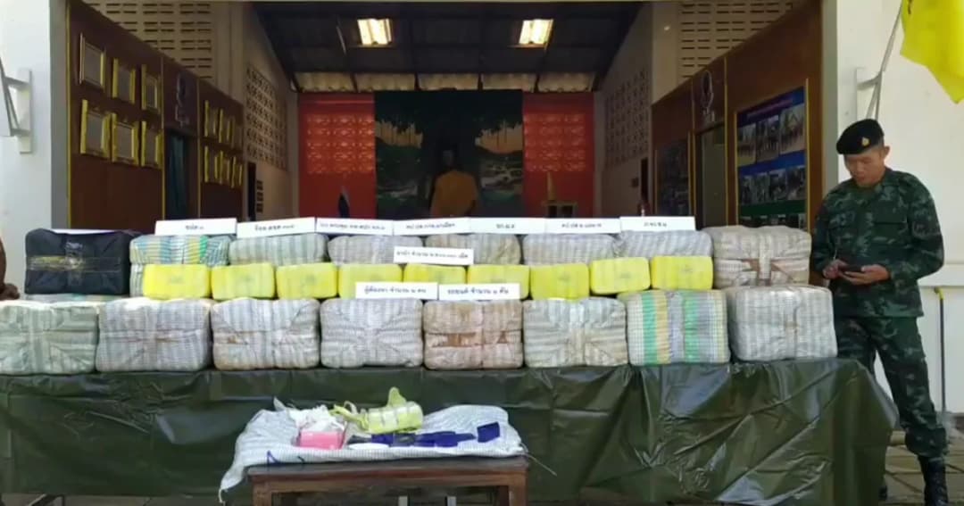 หนีข้ามอำเภอ! ทหารพรายรวบ 2 สาวซิ่งรถหนีด่านพร้อมของกลางยาบ้า 2.5 ล้านเม็ด