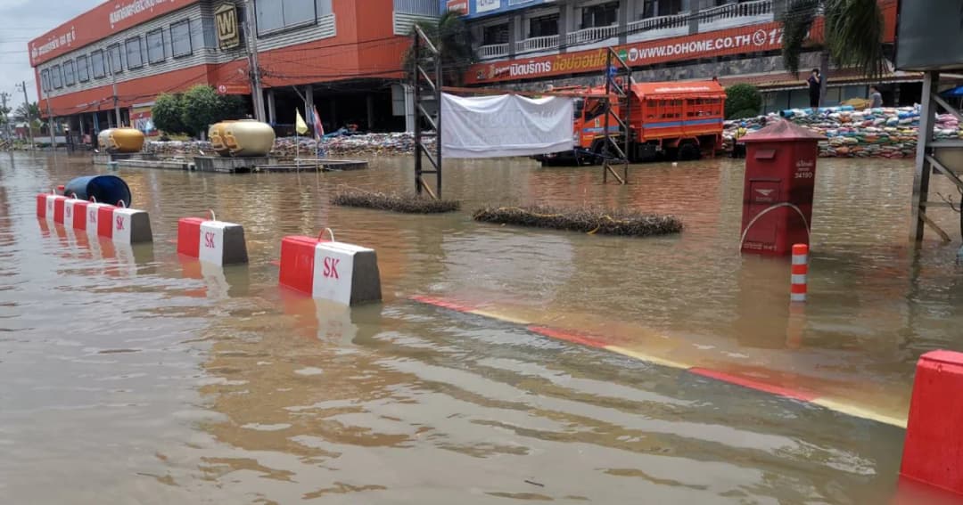 เร่งกู้ถนนอุบลฯ – วารินชำราบ เปิดเส้นทางให้รถเล็กสัญจรได้คาดวันนี้แล้วเสร็จ