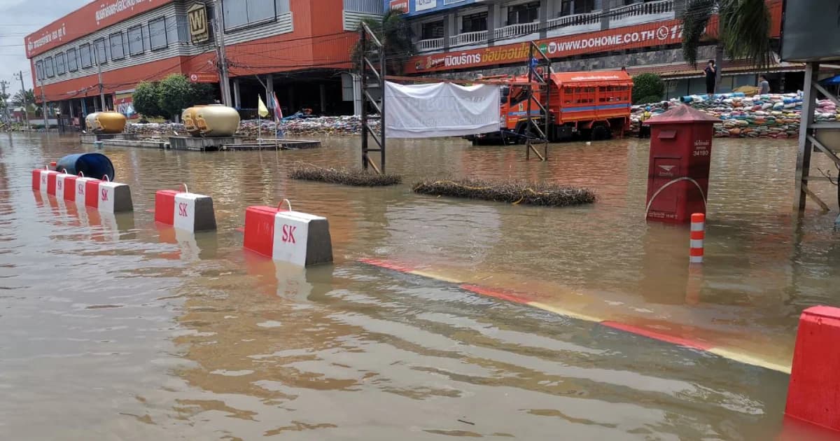 เร่งกู้ถนนอุบลฯ – วารินชำราบ เปิดเส้นทางให้รถเล็กสัญจรได้คาดวันนี้แล้วเสร็จ