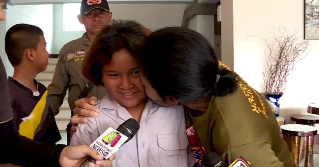 ‘น้องพิมพ์’ หอบเงินในกระปุก 321 บาท รอบริจาคให้พี่บิณฑ์ช่วยน้ำท่วม