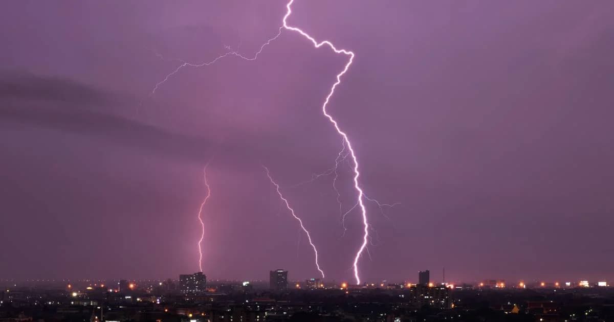 เหนือ-อีสาน-กลาง-กทม. ฝนถล่มถึงวันหยุด อุณหภูมิลด 3-5 องศา