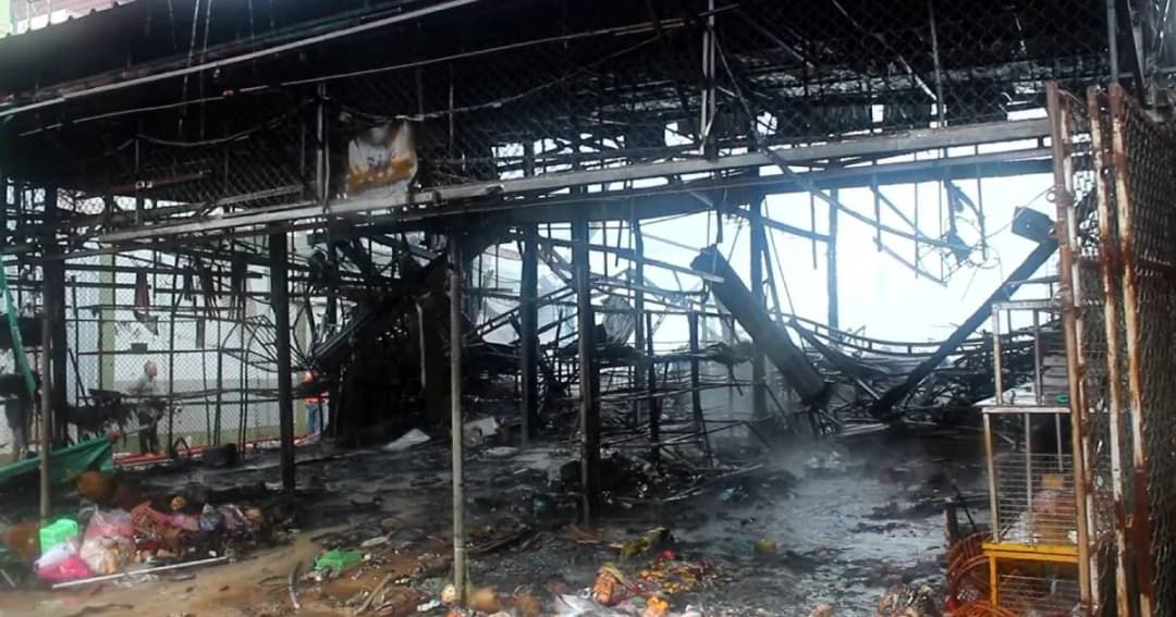 ไฟไหม้ร้านตลาดเสิงสาง เสียหายกว่า 100 ล. ระเบิดซ้ำเพราะก้อนแก๊ส