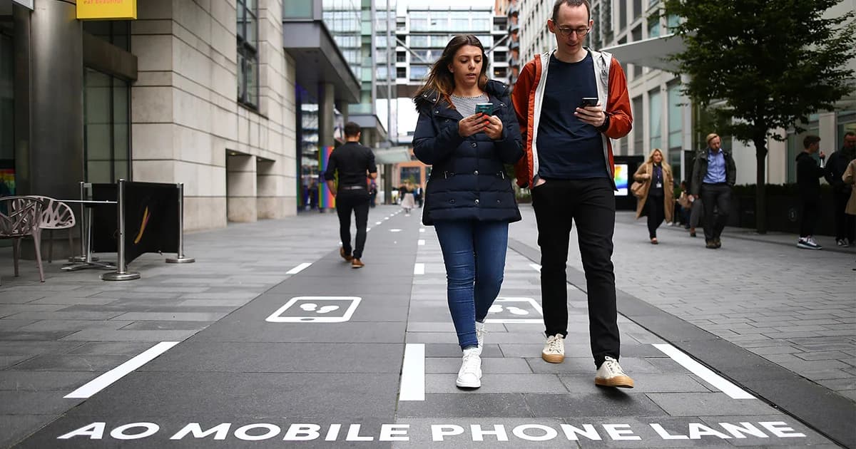 ทางเดินสำหรับคนเล่นมือถือ กลางเมืองแมนเชสเตอร์