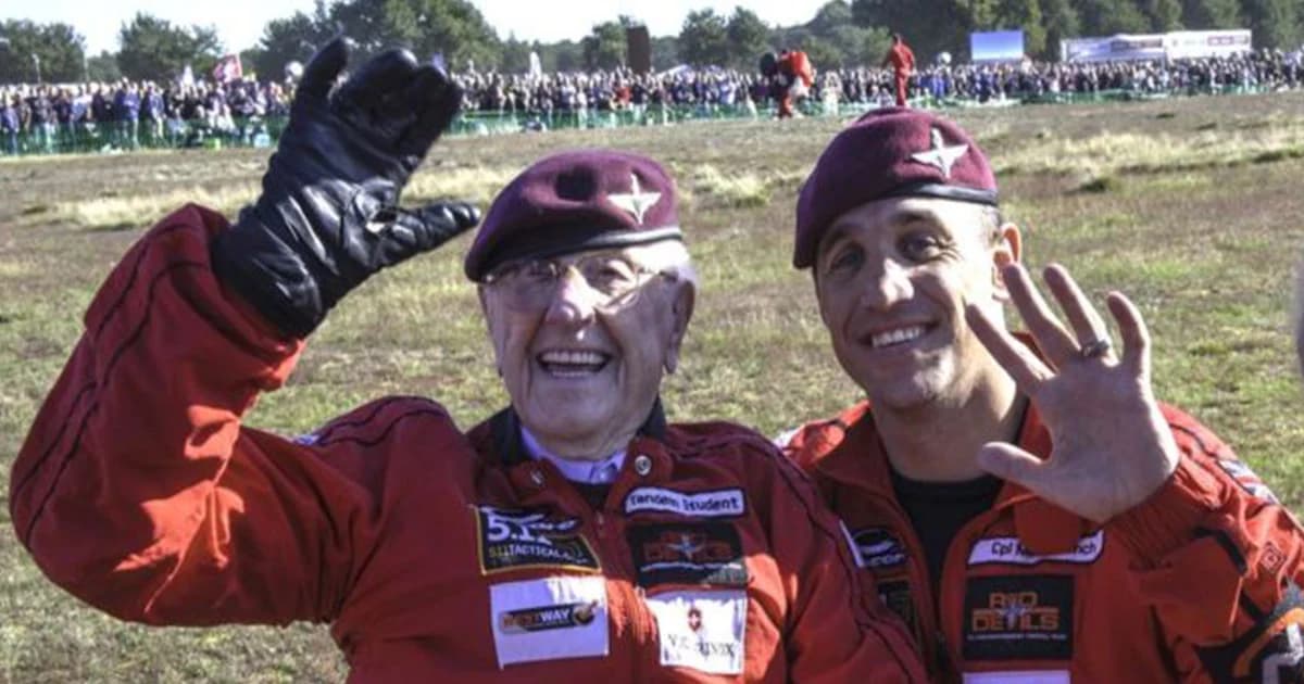 คุณตาทหารผ่านศึกวัย 97 ปี ร่วมกระโดดร่มรำลึกครบรอบ 75 ปียุทธการที่อาร์เนม