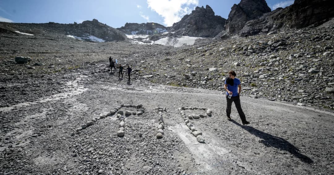 ชาวสวิสร่วมแต่งชุดดำไว้อาลัยธารน้ำแข็ง Pizol หลังละลายเพราะภาวะโลกร้อน