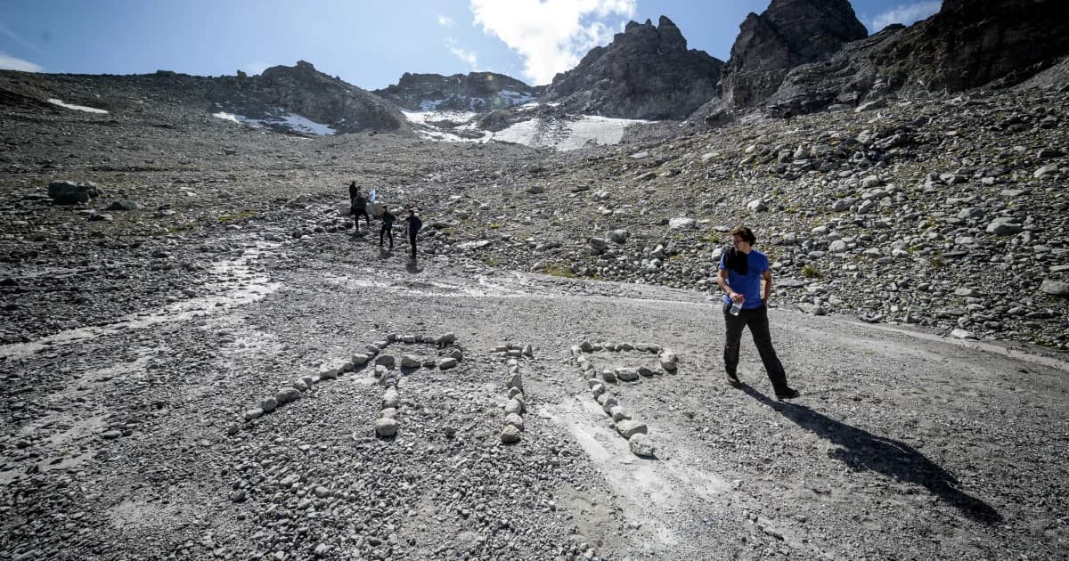 ชาวสวิสร่วมแต่งชุดดำไว้อาลัยธารน้ำแข็ง Pizol หลังละลายเพราะภาวะโลกร้อน