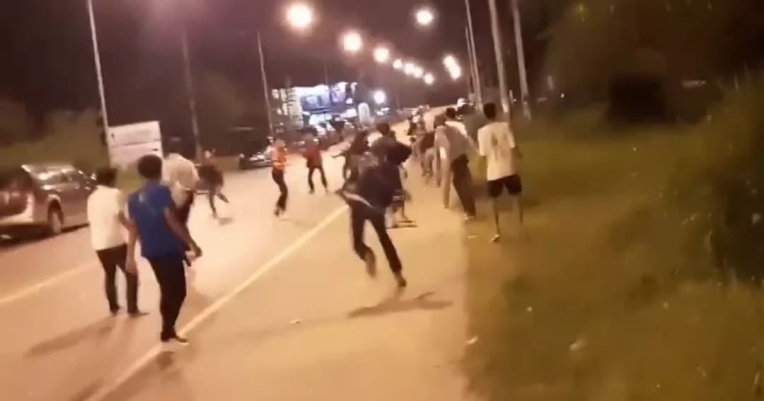 รวบแล้ว 15 เยาวชน หลังยกพวกตีกันกลางงานหมอลำ